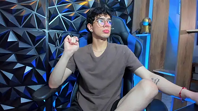 Snapshot of Elbombondelcircuit chatting on 03-04-26, 04:35 Elbombondelcircuit online show from 03-04-26, 04:35