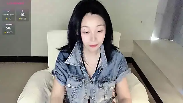 Snapshot of Sunny------ chatting on 05-17-26, 04:32 Sunny------ online show from 05-17-26, 04:32