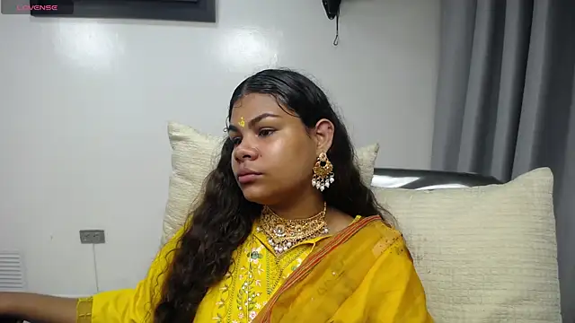 yaazhinii online show from 04-07-26, 11:54