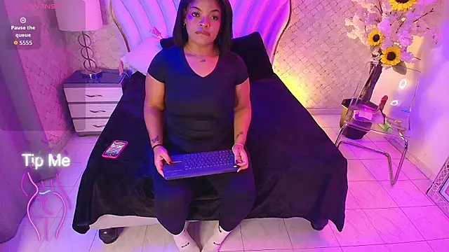 Snapshot of YazminJenner chatting on 06-11-26, 05:27 YazminJenner online show from 06-11-26, 05:27