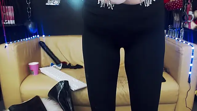 Snapshot of GoddessGeo chatting on 11-13-25, 05:23 GoddessGeo online show from 11-13-25, 05:23