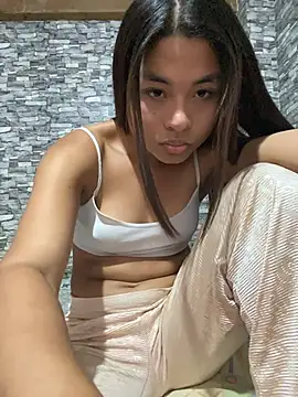 Snapshot of Romie_rous chatting on 05-18-26, 06:47 Romie rous online show from 05-18-26, 06:47