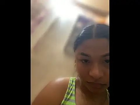 Snapshot of Romie_rous chatting on 06-19-26, 04:44 Romie rous online show from 06-19-26, 04:44