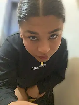Snapshot of Romie_rous chatting on 06-22-26, 02:03 Romie rous online show from 06-22-26, 02:03
