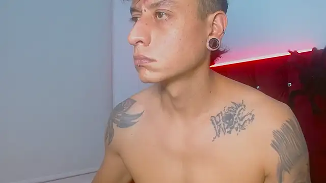 Snapshot of SkinnyDevil12 chatting on 03-04-26, 03:45 SkinnyDevil12 online show from 03-04-26, 03:45