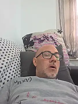 Snapshot of pareja47 chatting on 05-14-26, 01:07 pareja47 online show from 05-14-26, 01:07