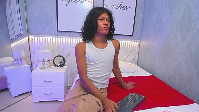 littlesweet18  online show from 02-12-26, 02:06