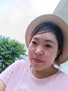 Snapshot of Yiyoongg chatting on 07-22-26, 10:51 Yiyoongg online show from 07-22-26, 10:51