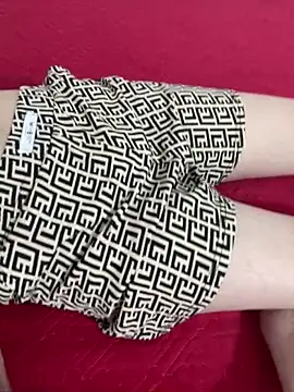 huyenzz online show from 04-15-26, 04:14