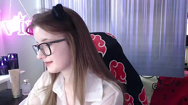 LunaXcherry online show from 06-25-26, 04:44
