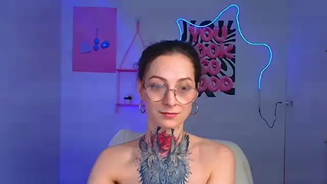 Snapshot of Esmi_Winter chatting on 02-14-26, 06:43 Esmi Winter online show from 02-14-26, 06:43