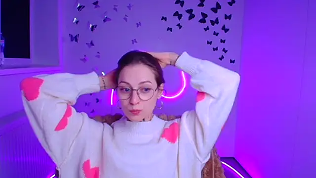 Snapshot of Esmi_Winter chatting on 02-19-26, 06:31 Esmi Winter online show from 02-19-26, 06:31