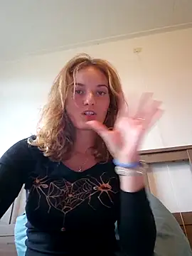 Snapshot of sweetsophie69 chatting on 04-24-26, 06:21 sweetsophie69 online show from 04-24-26, 06:21