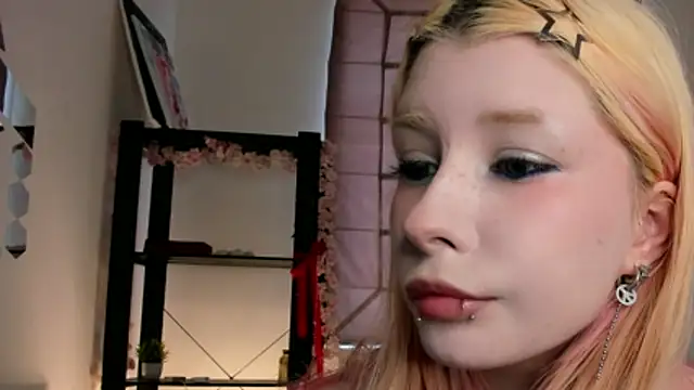 Snapshot of WarmAtEdges chatting on 04-25-26, 02:47 WarmAtEdges online show from 04-25-26, 02:47