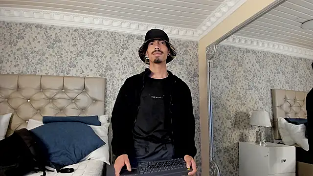 NoaahTylor online show from 04-19-26, 04:34