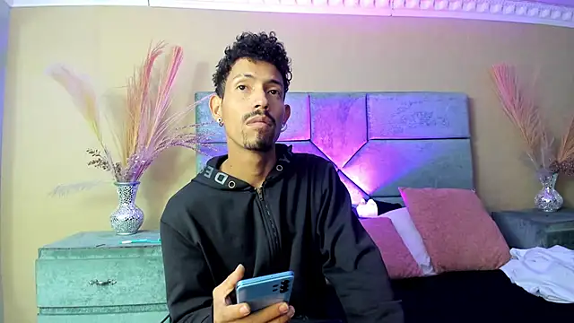 NoaahTylor online show from 06-09-26, 04:02