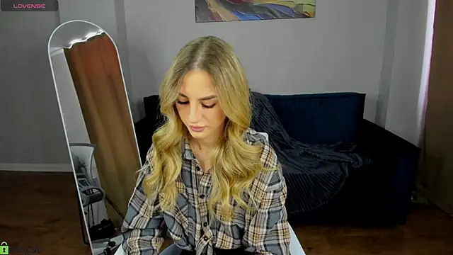 Snapshot of Silen_Tori chatting on 03-08-26, 06:28 Silen Tori online show from 03-08-26, 06:28