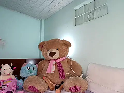 Snapshot of Elii_petit chatting on 02-18-26, 11:22 Elii petit online show from 02-18-26, 11:22