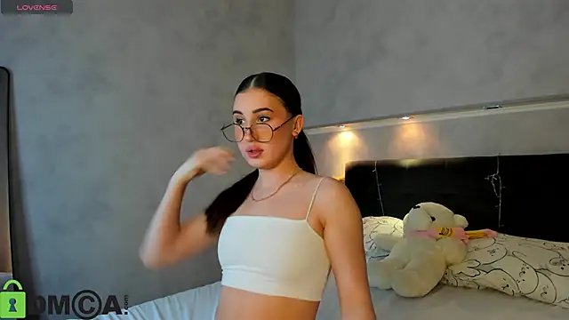 Snapshot of Emily_Lews chatting on 03-06-26, 01:02 Emily Lews online show from 03-06-26, 01:02