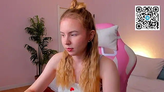 Snapshot of Linda__Bloom chatting on 03-09-26, 01:09 Linda Bloom online show from 03-09-26, 01:09