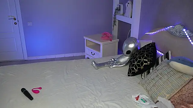 Snapshot of AlisMil chatting on 02-19-26, 10:22 AlisMil online show from 02-19-26, 10:22