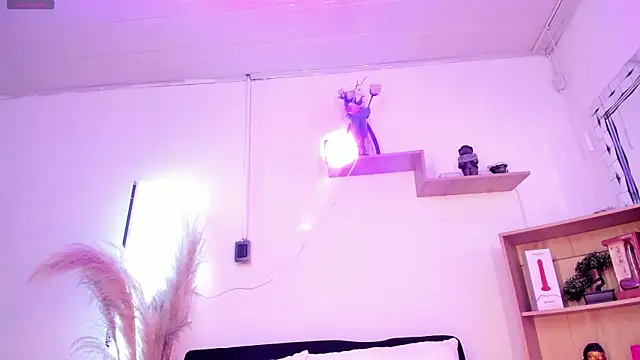 Snapshot of Tylla__ chatting on 05-30-26, 05:21 Tylla online show from 05-30-26, 05:21