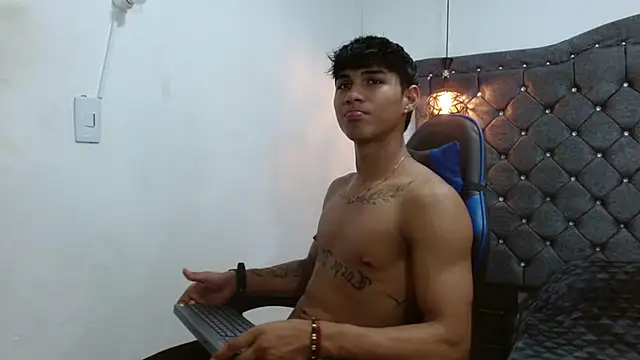 Snapshot of luka_big18 chatting on 03-08-26, 03:21 luka big18 online show from 03-08-26, 03:21