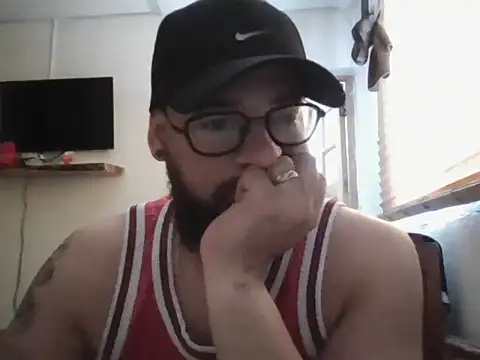 Snapshot of lachy2410 chatting on 06-13-26, 06:28 lachy2410 online show from 06-13-26, 06:28
