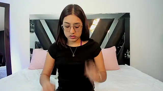 Snapshot of Mia_Iron chatting on 05-19-26, 01:06 Mia Iron online show from 05-19-26, 01:06