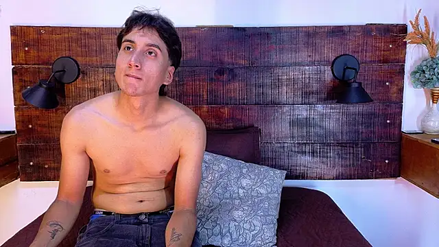 Esmeralda and Naim online show from 03-06-26, 07:43