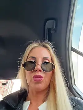 Snapshot of LisaMurr chatting on 04-27-26, 01:31 LisaMurr online show from 04-27-26, 01:31