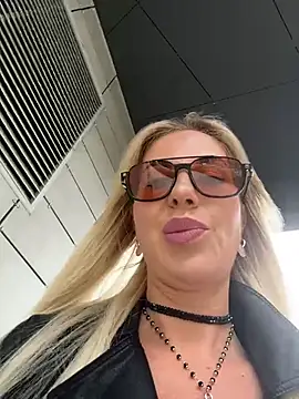 Snapshot of LisaMurr chatting on 05-15-26, 11:06 LisaMurr online show from 05-15-26, 11:06