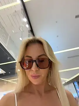 Snapshot of LisaMurr chatting on 05-19-26, 12:44 LisaMurr online show from 05-19-26, 12:44