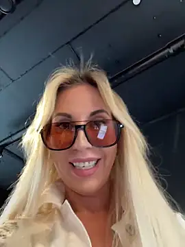 Snapshot of LisaMurr chatting on 05-25-26, 01:06 LisaMurr online show from 05-25-26, 01:06