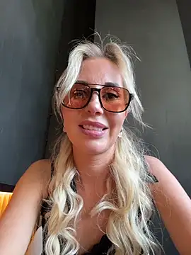 Snapshot of LisaMurr chatting on 06-12-26, 01:54 LisaMurr online show from 06-12-26, 01:54