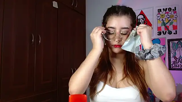 Snapshot of chloe_roxy chatting on 06-01-26, 03:19 chloe roxy online show from 06-01-26, 03:19