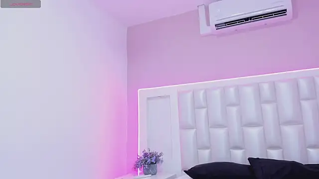 Liia Collins online show from 04-11-26, 05:17