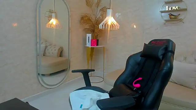 Snapshot of CAAMII_SWEETT chatting on 05-28-26, 08:17 CAAMII SWEETT online show from 05-28-26, 08:17
