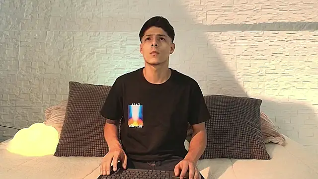 Eliassalvatore  online show from 04-25-26, 05:32