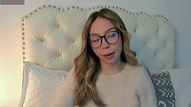 Snapshot of LuuluBerry chatting on 03-21-26, 06:33 LuuluBerry online show from 03-21-26, 06:33