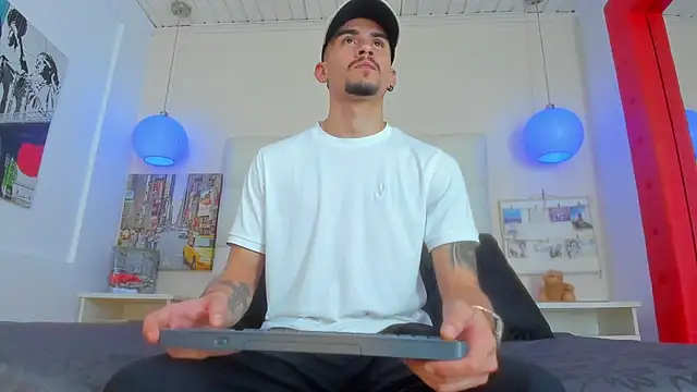 SharonTygaX online show from 04-12-26, 04:17