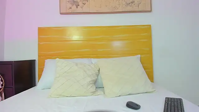 mia watsonn  online show from 04-12-26, 03:00