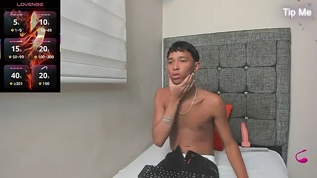 Snapshot of Little_Twink19x chatting on 03-14-26, 07:19 Little Twink19x online show from 03-14-26, 07:19