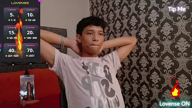 Snapshot of Little_Twink19x chatting on 05-26-26, 07:21 Little Twink19x online show from 05-26-26, 07:21