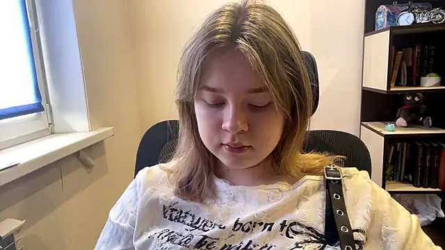 TomikoPfau online show from 04-11-26, 07:45