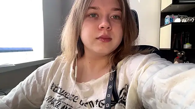 TomikoPfau online show from 04-16-26, 02:07