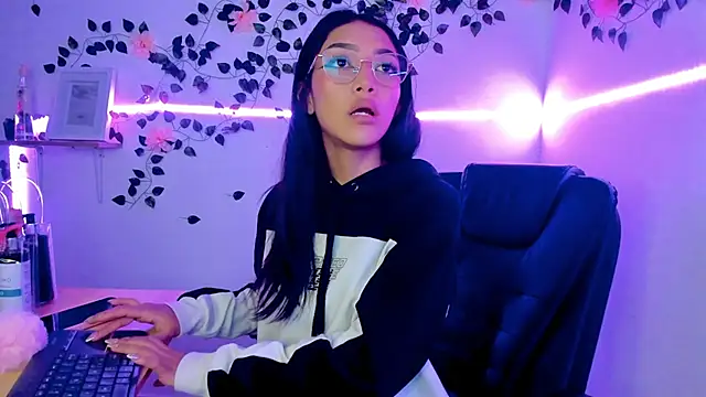 jaulyn 18 online show from 04-18-26, 03:38