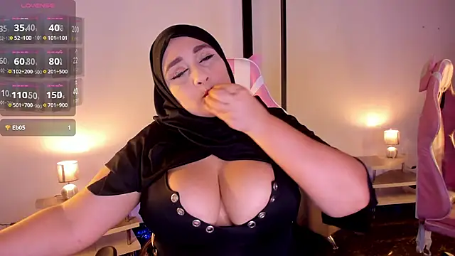 Snapshot of HijabiMilff chatting on 05-12-26, 03:31 HijabiMilff online show from 05-12-26, 03:31
