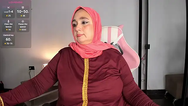 Snapshot of HijabiMilff chatting on 06-01-26, 02:52 HijabiMilff online show from 06-01-26, 02:52