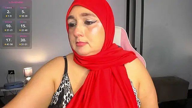 Snapshot of HijabiMilff chatting on 06-02-26, 02:52 HijabiMilff online show from 06-02-26, 02:52